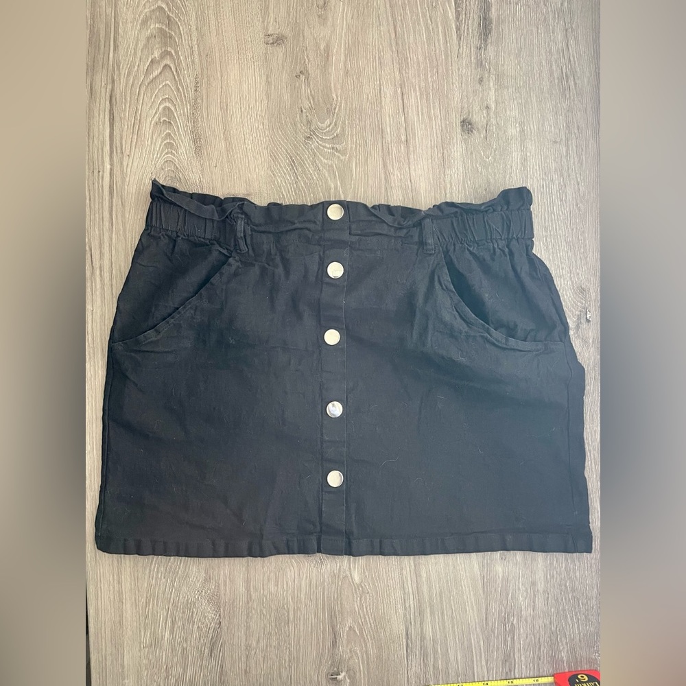 SHEIN black elastic waist mini skirt 0XL with faux buttons and pockets.